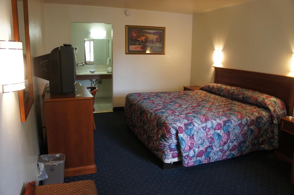 Best Interstate Inn - photo 16
