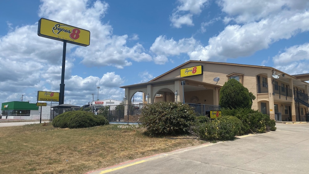 Super 8 by Wyndham Decatur Texas in Decatur, United States