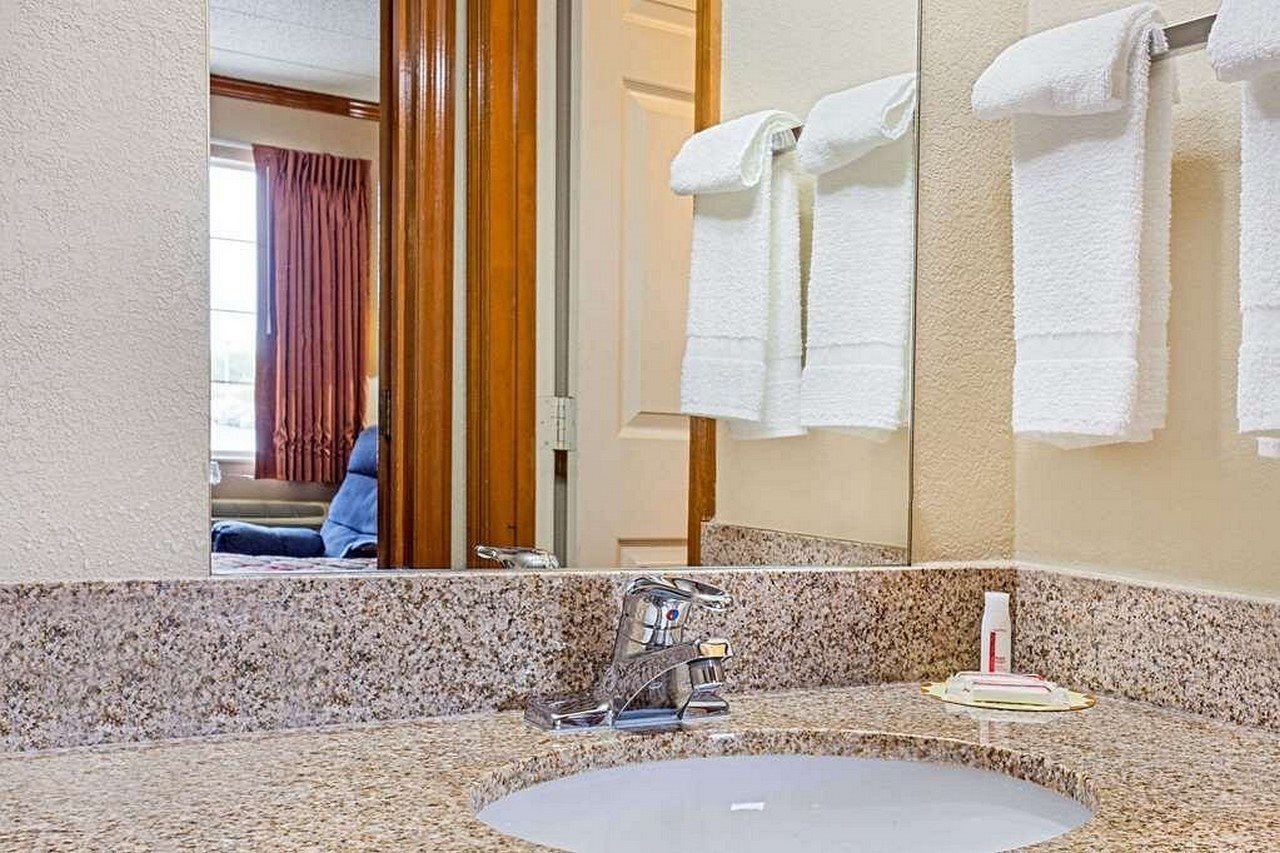 Days Inn By Wyndham Auburn - photo 3