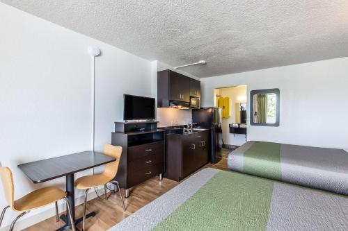Concorde Inn Suites Pekin - photo 16