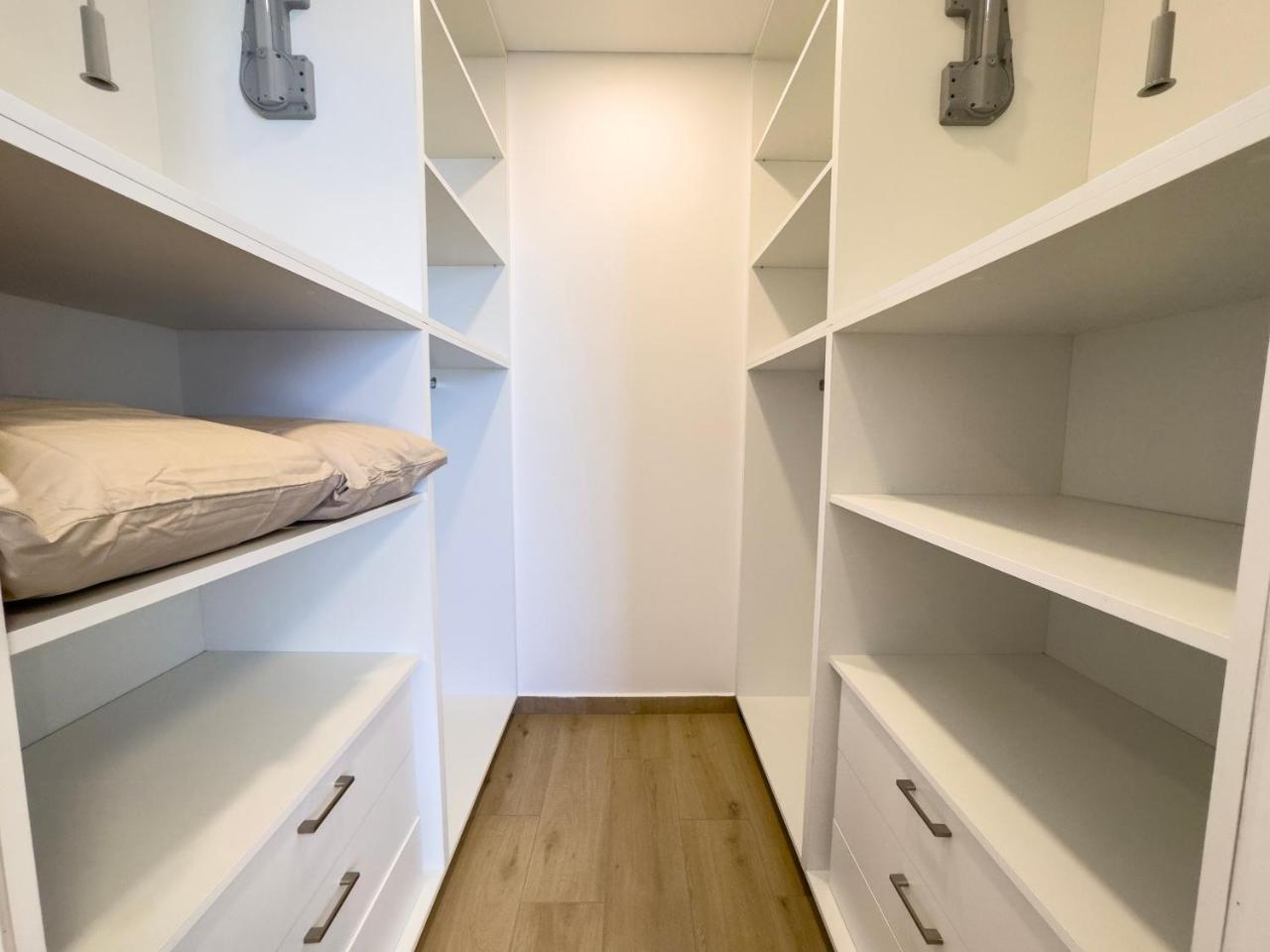 Malberry Park 202 Modern 2bedroom Apt with Shared Heated Pool Sauna Gym Jacuzzi