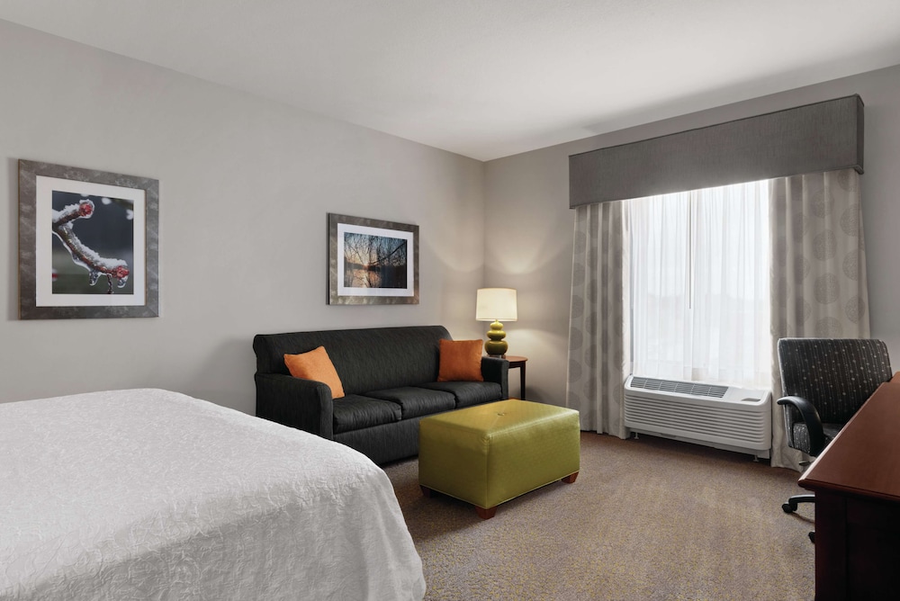Hampton Inn & Suites Mishawaka South Bend at Heritage Square - photo 18