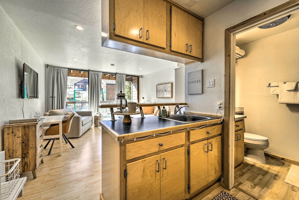 Walk to Ski Resort Tahoe Donner Studio with Balcony - photo 11