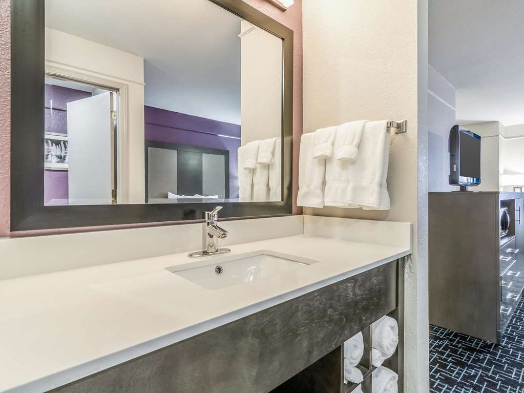 La Quinta Inn & Suites by Wyndham Kansas City Airport - photo 20