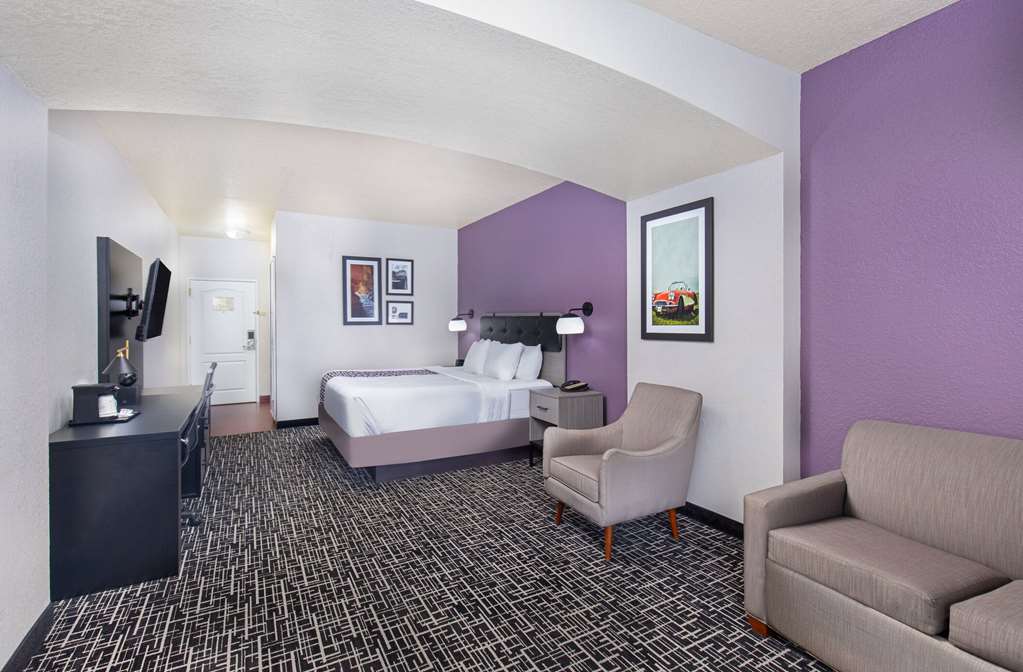 La Quinta Inn & Suites by Wyndham Bowling Green - photo 59