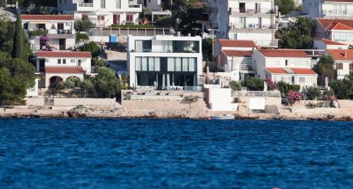 Breathtaking Seafront Elegance Luxury Penthouse — 4-Star Luxury Hotel in Marina, Croatia