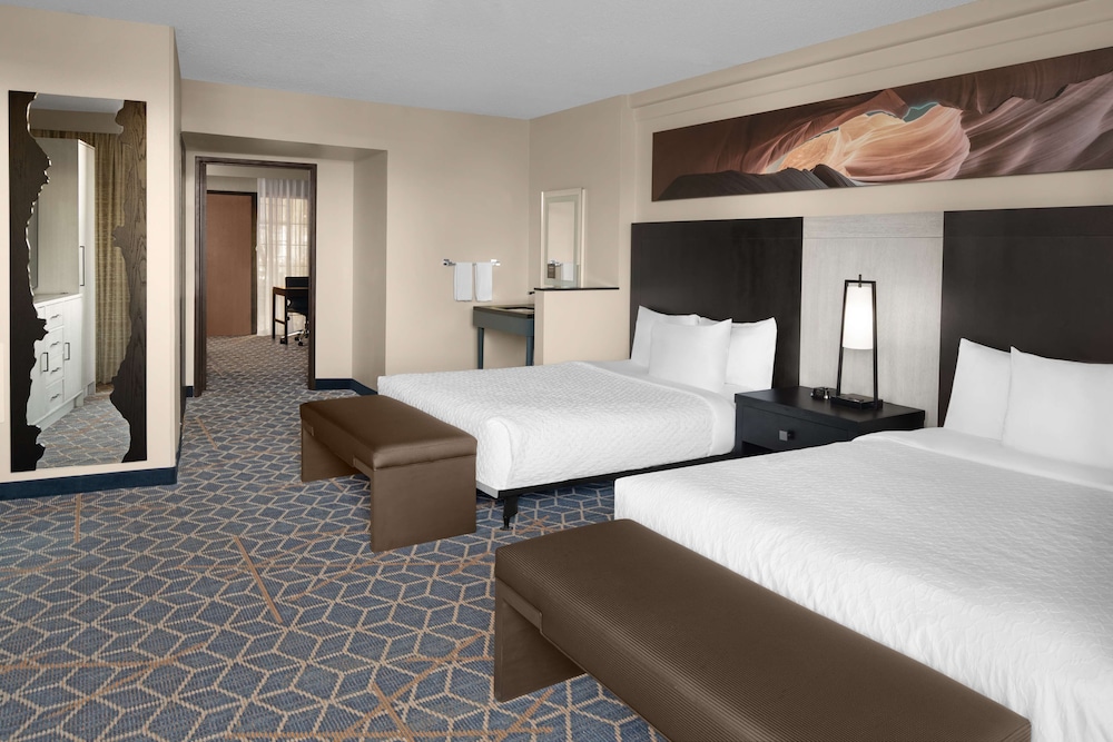 Embassy Suites by Hilton Phoenix Biltmore - photo 16