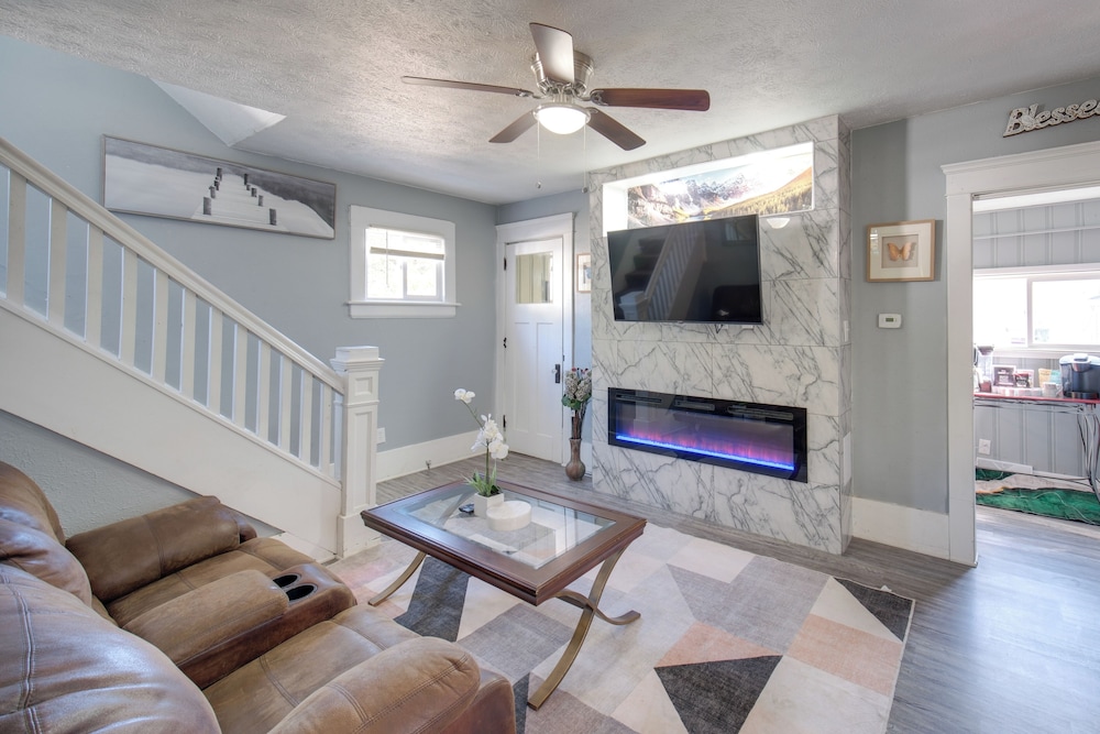 Modern & Convenient Group Stay in Highland Square