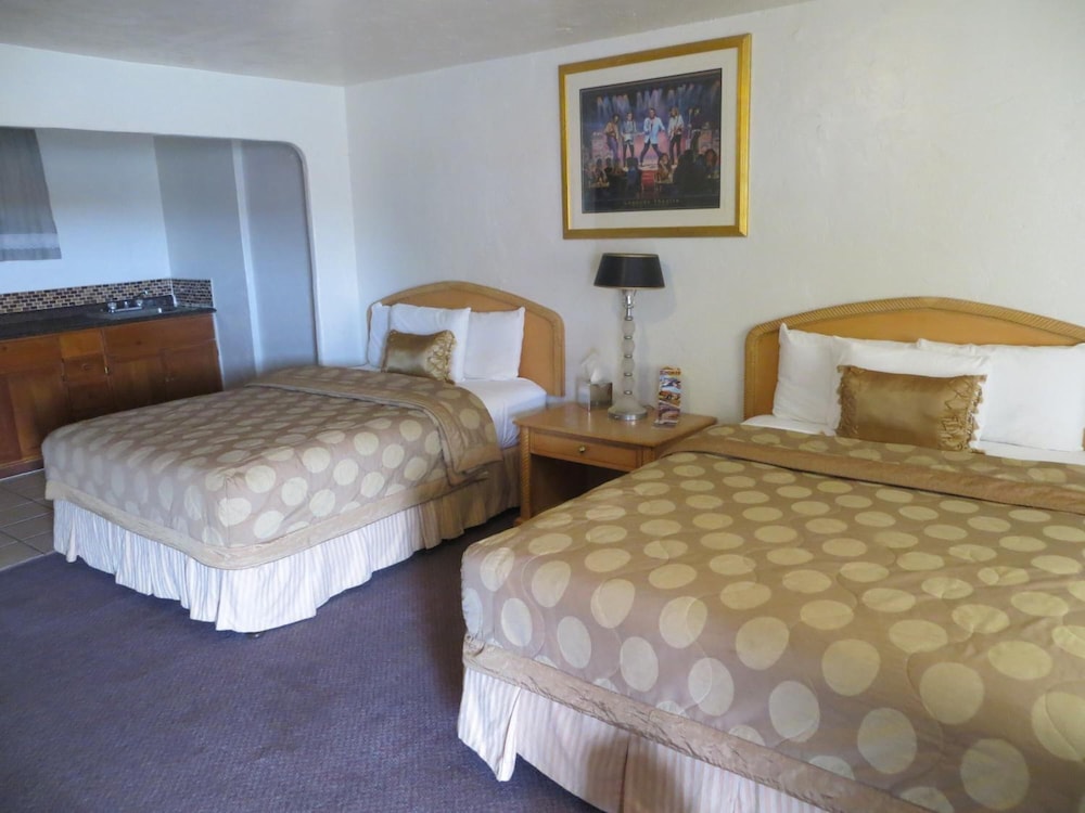 El Trovatore Motel - photo 18