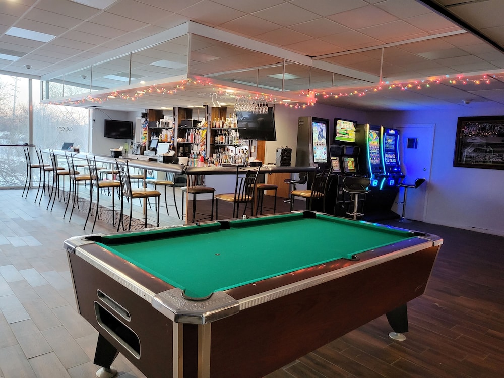 Travelodge by Wyndham Water s Edge Hotel Racine - featured photo