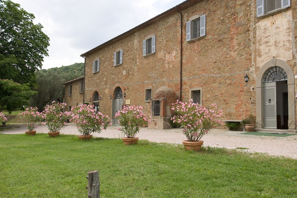 Antico Casale di Montegualandro & Spa — 5-Star Luxury Hotel in Tuoro Sul Trasimeno, Italy