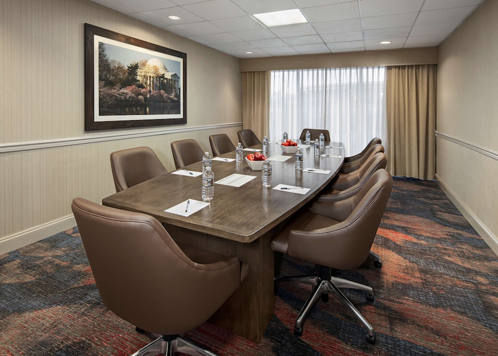 Hampton Inn & Suites Alexandria Old Town Area South - photo 59