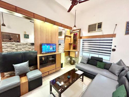 Aristocratic 3BHK apartment near Eastern Metropolitan Club Santoshpur — 4-Star Luxury Hotel in Kolkata, India