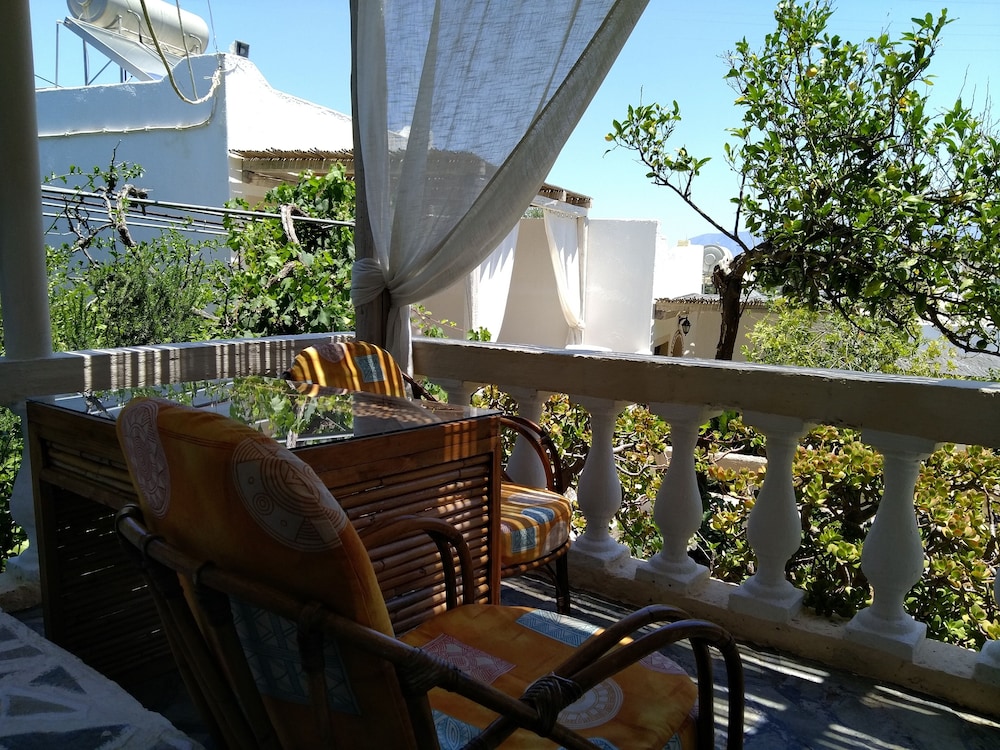 Relaxing Studio With Veranda ‘n Garden in Agios Nikolaos, Greece