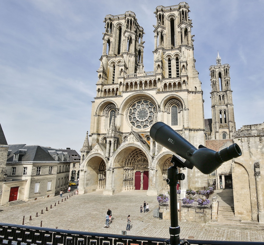 Logis du Parvis Face Cathédrale in front of the Cathedral — 4-Star Luxury Hotel in Laon, France