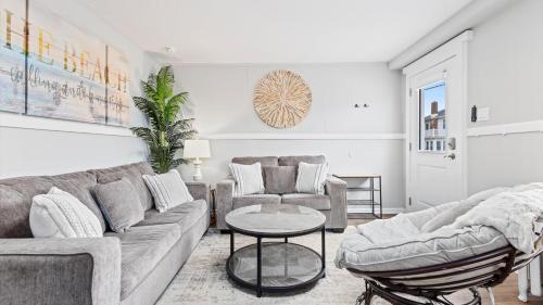 Modern Beach Retreat Sleeps 8 Big Yard & BBQ in Ventnor City, United States