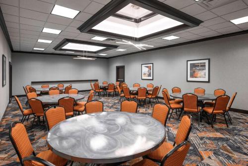Evansville Plaza Hotel And Suites - photo 17