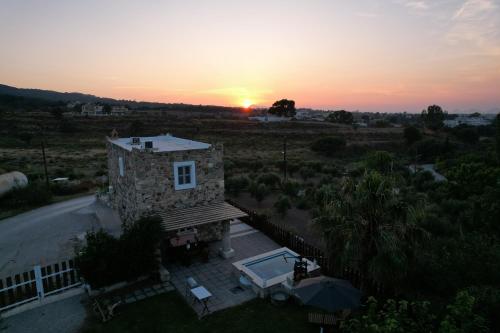 Traditional Kos villa with swimming pool lawn yard and bbq — 4-Star Luxury Hotel in Kos, Greece