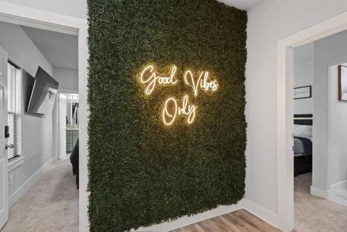 Spacious Modern Townhome w Indoor Court King Beds & Huge TVs — 4-Star Luxury Hotel in Houston, United States