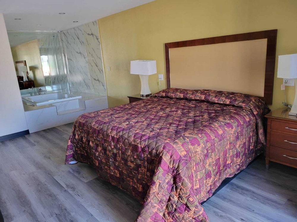 Stadium Inn & Spas - photo 7