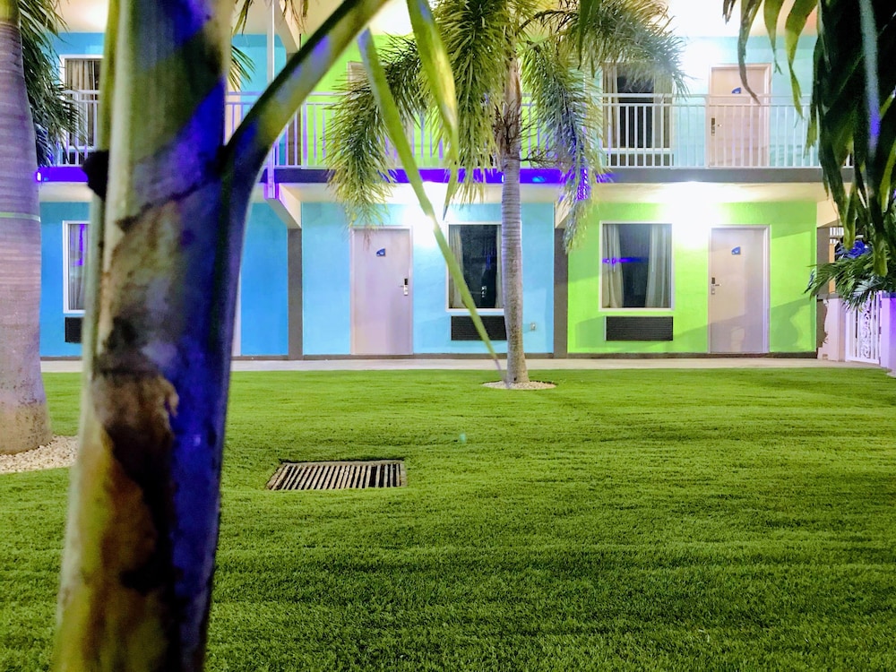 Tropical Inn & Suites - photo 53