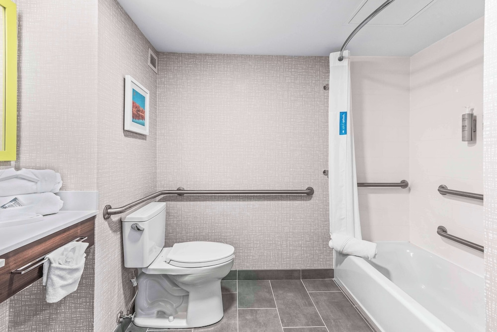 Hampton Inn Columbus North - photo 31