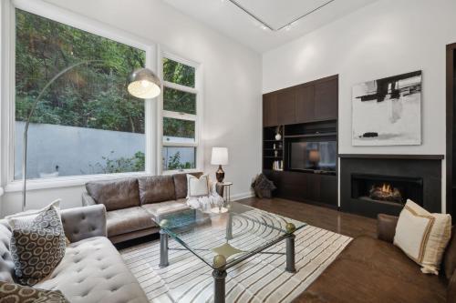 Stunning Belle Meade Mansion with Luxury Amenities and Hot Tub Great Summer Rates in Bellevue, United States