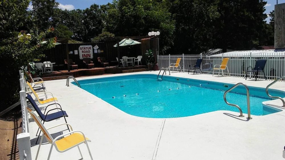 Statue Road Inn - photo 22