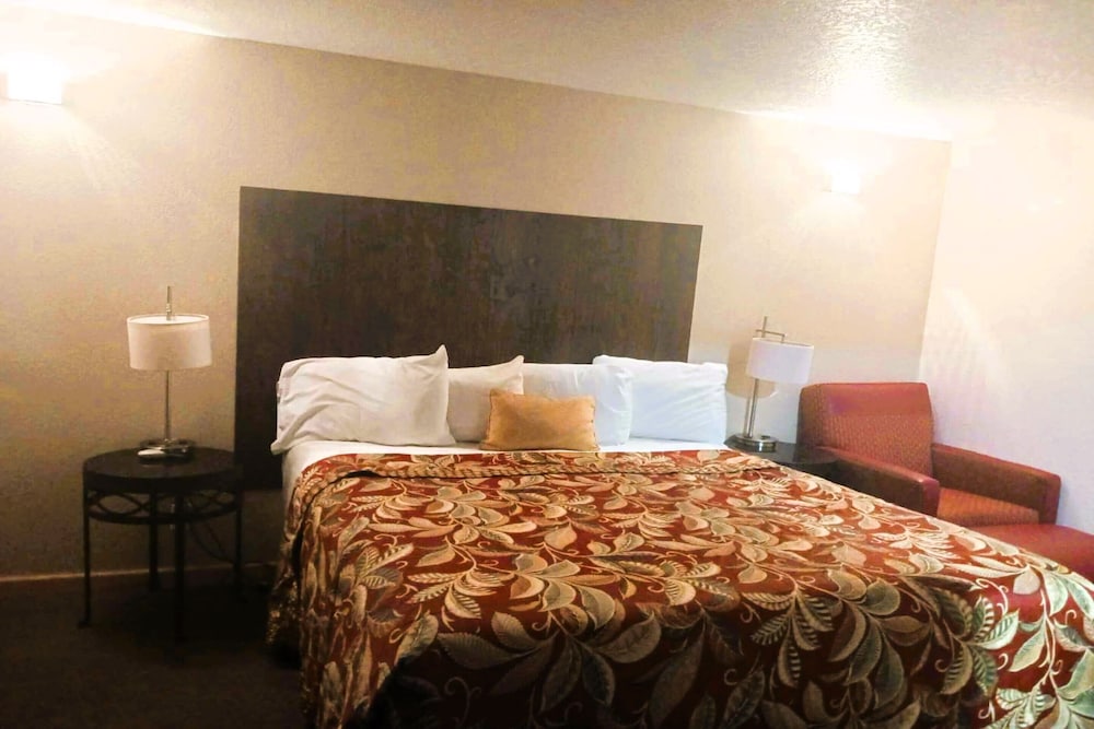 Hometown Inn By Oyo Lakin Ks - photo 3