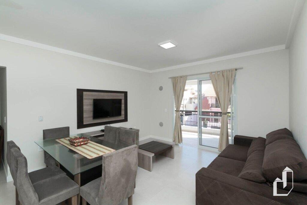 Apartamento com 03 dormitórios meia quadra do mar