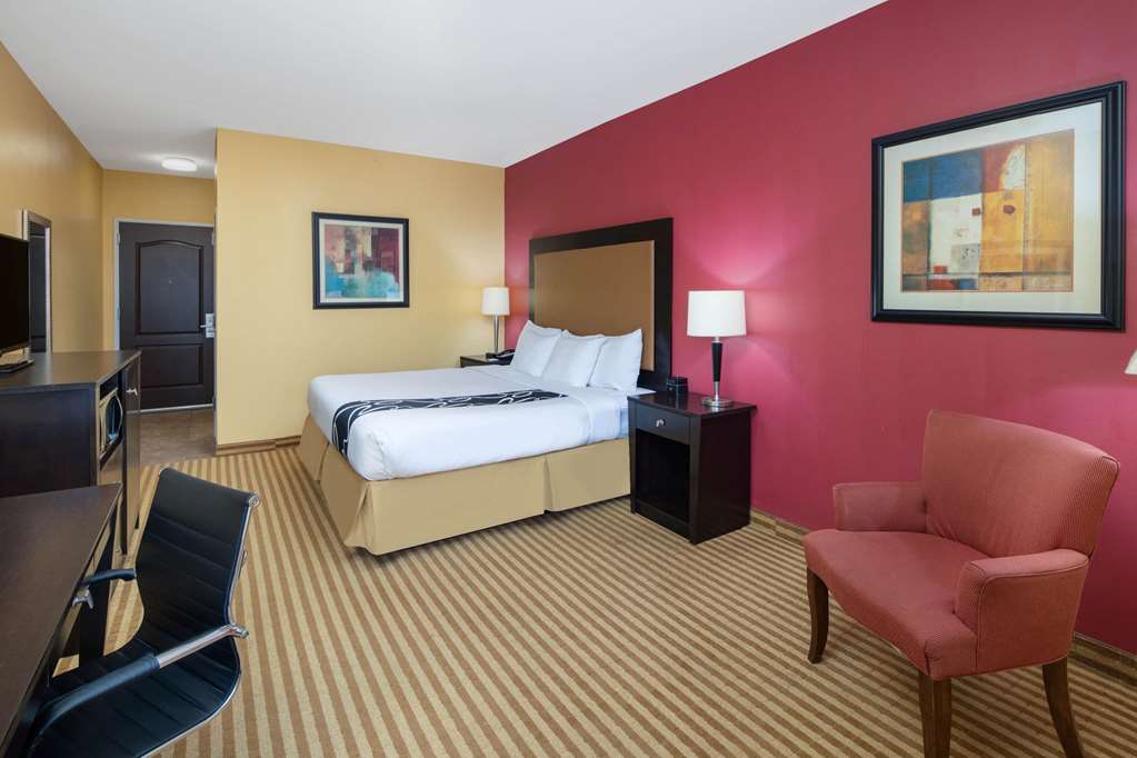 La Quinta Inn & Suites by Wyndham Atlanta Union City - photo 20