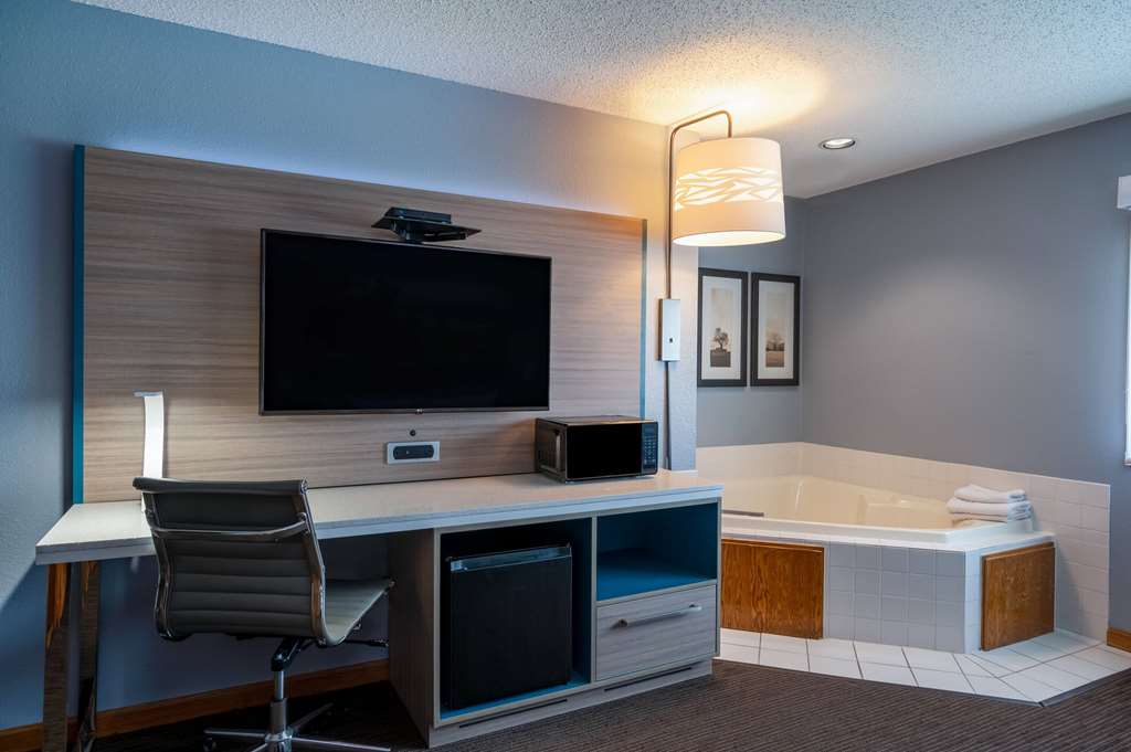 AmericInn by Wyndham Eau Claire - photo 33