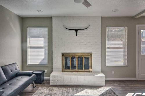 Modern Mountainside House — 5-Star Luxury Hotel in Albuquerque, United States