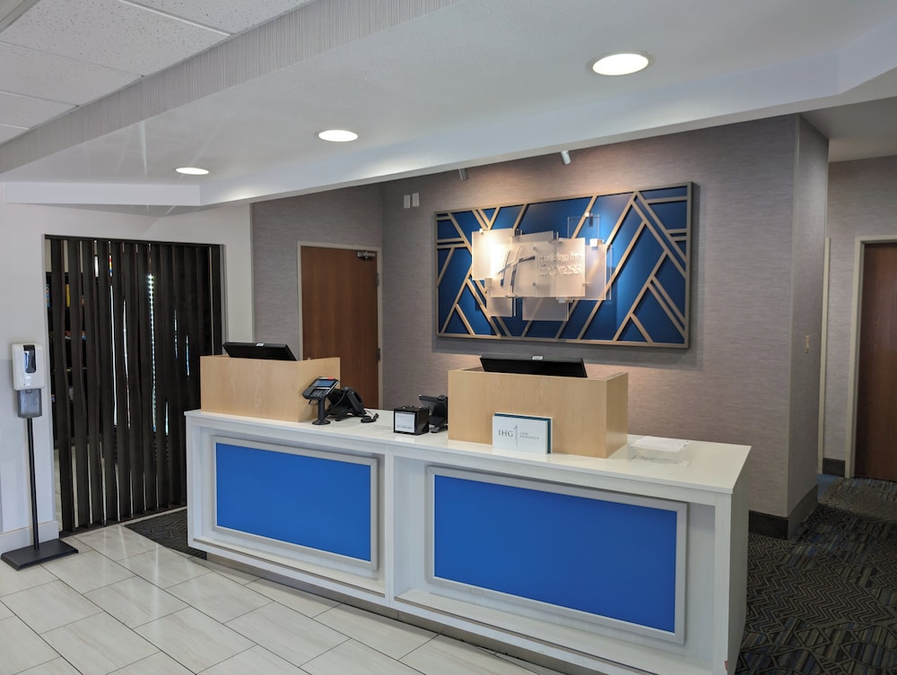 Holiday Inn Express Hotel & Suites by IHG - photo 30