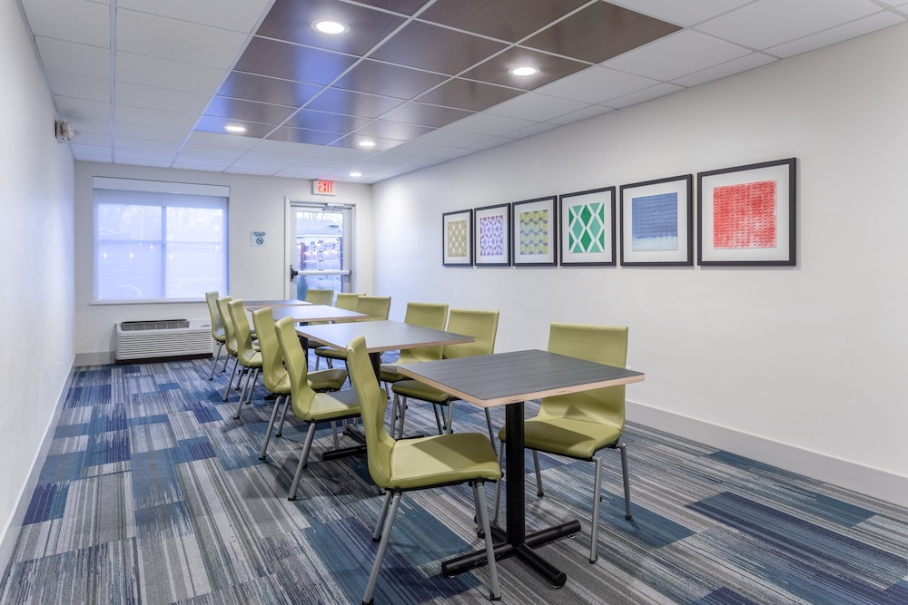 Holiday Inn Express & Suites Scottsburg by IHG - photo 42