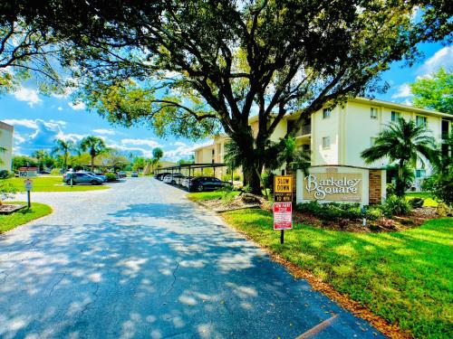 Elegant 1 Bedroom Condo With Swimming Pool Gym Access All Included In Convenient Fort Myers Location Near Golf Courses and Sanibel Island — 4-Star Luxury Hotel in Fort Myers, United States