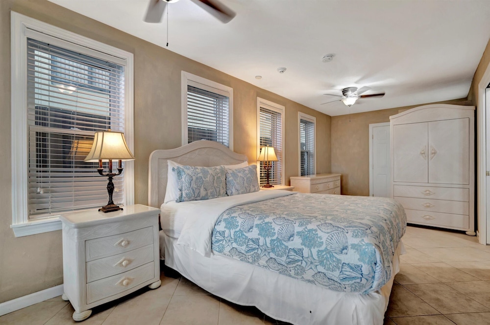 Stones Throw Beachfront Luxury Suites - photo 4