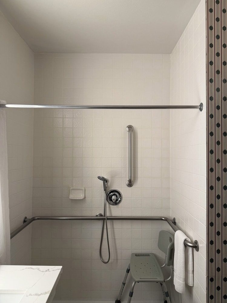Evergreen Inn and Suites - photo 20