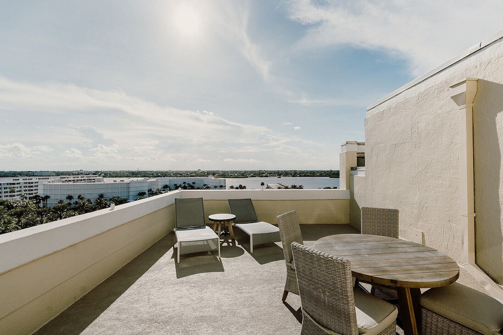 The Ambassador Palm Beach Hotel & Residences - photo 23