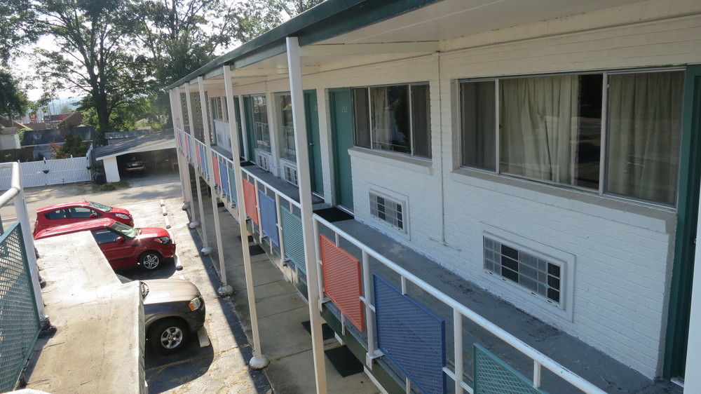 Hamilton Holiday Motel - photo 23