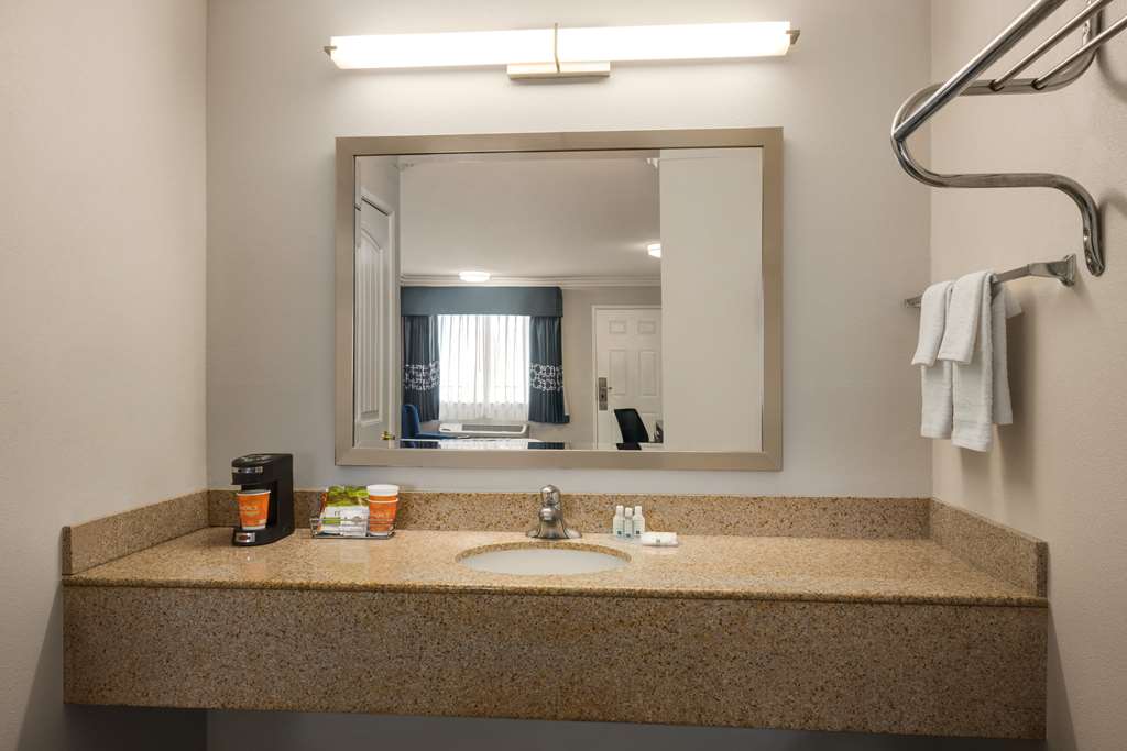 Quality Inn Lake Elsinore I 15 - photo 26