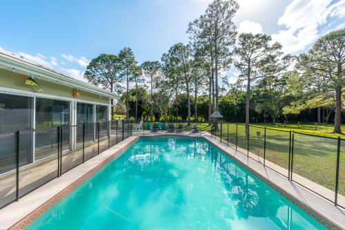 Family Retreat Firepit Htd Pool Massive Yard Sleeps 12 — 4-Star Luxury Hotel in Palm Beach Gardens, United States