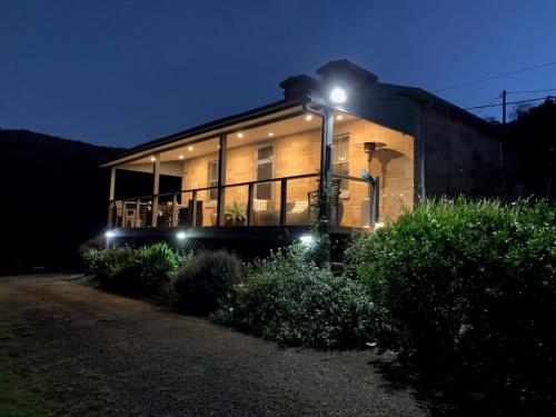 First Farm Cottage — 4-Star Luxury Hotel in St Albans, Australia