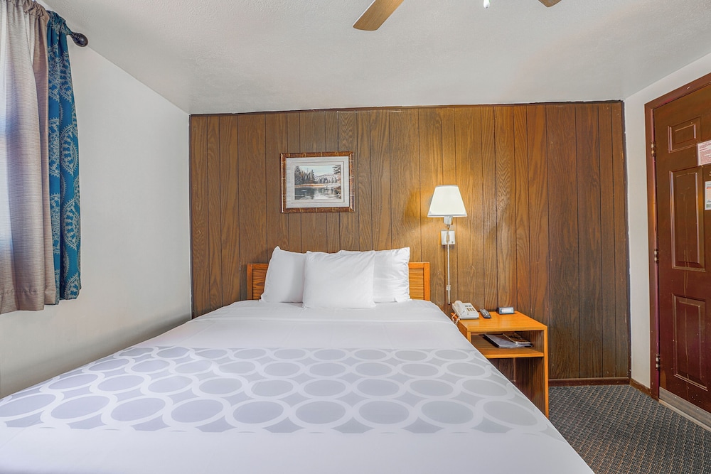 Love Hotels Silver Street by OYO at Hurley WI - photo 6
