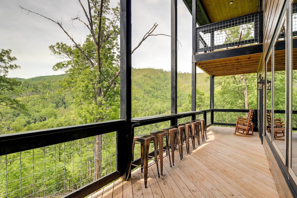 Cobbly Nob Resort Cabin: Hot Tub Pool & Views - photo 33