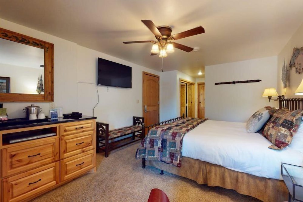 Exclusive Ski in Ski out 4 Bedroom Vacation Rental with Hot Tubs and Heated Outdoor Pool in Lionshead Village — 4-Star Luxury Hotel in Vail, United States