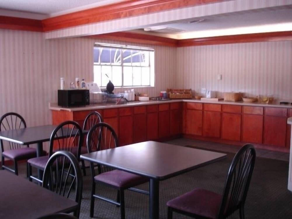 Stratford House Inn and Suites - photo 17