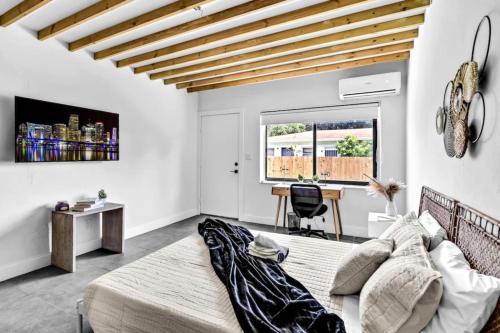 Unit 2 Cute Studio in North Miami 10min to beach — 4-Star Luxury Hotel in Miami, United States