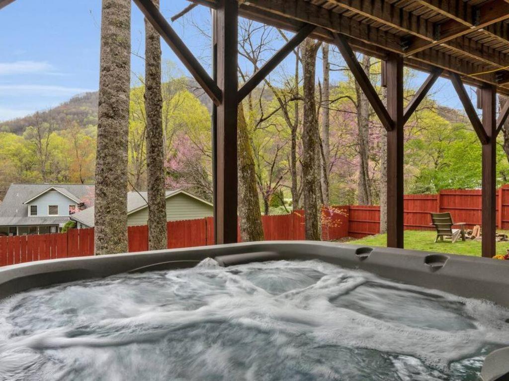 Soco Serene Cabin in the Heart of Maggie Valley — 4-Star Luxury Hotel in Maggie Valley, United States