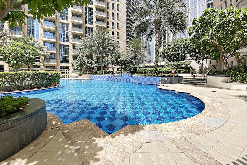 Boho Chic Cosy 1BR minutes to Burj Khalifa — 4-Star Luxury Hotel in Dubai, United Arab Emirates